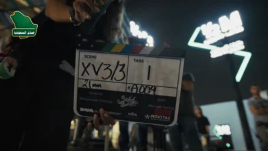 ملصق فيلم عوو السعودي الرسمي وخلفه منطقة بوليفارد وورلد مدينة الرياض الترفيهية