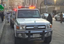 صورة توضيحية لسيارة دورية تابعة لـ الأمن العام السعودي متوقفة في مدينة مكة المكرمة، تعبيراً عن عملية ضبط المقيمين المخالفين للقوانين.