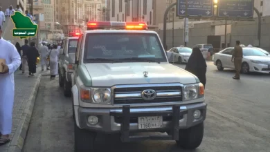 صورة توضيحية لسيارة دورية تابعة لـ الأمن العام السعودي متوقفة في مدينة مكة المكرمة، تعبيراً عن عملية ضبط المقيمين المخالفين للقوانين.