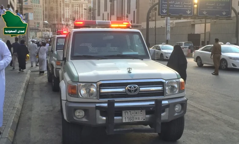صورة توضيحية لسيارة دورية تابعة لـ الأمن العام السعودي متوقفة في مدينة مكة المكرمة، تعبيراً عن عملية ضبط المقيمين المخالفين للقوانين.