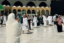 صورة تجمع موظفين سعوديين مبتسمين يرتدون سترات ميدانية موحدة أثناء أداء مهامهم في خدمة حجاج بيت الله الحرام ضمن الوظائف الموسمية لموسم حج.