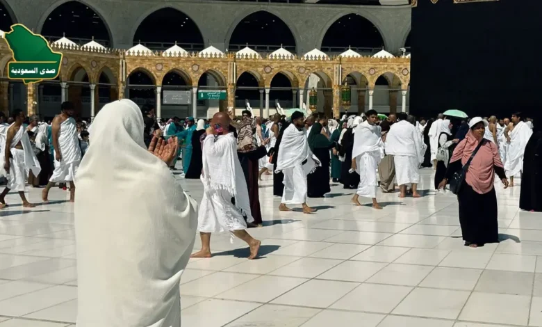 صورة تجمع موظفين سعوديين مبتسمين يرتدون سترات ميدانية موحدة أثناء أداء مهامهم في خدمة حجاج بيت الله الحرام ضمن الوظائف الموسمية لموسم حج.