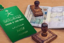 صورة مقربة لجواز سفر سعودي وتأشيرة دخول مع ختم "منتهية الصلاحية" باللون الأحمر، تحذير من غرامة 50 ألف ريال وسجن وترحيل للمتخلفين عن مغادرة المملكة بعد انتهاء التأشيرة.