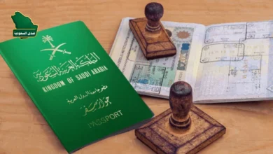 صورة مقربة لجواز سفر سعودي وتأشيرة دخول مع ختم "منتهية الصلاحية" باللون الأحمر، تحذير من غرامة 50 ألف ريال وسجن وترحيل للمتخلفين عن مغادرة المملكة بعد انتهاء التأشيرة.