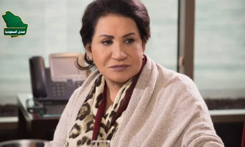 لقطة مقربة للفنانة سعاد عبد الله بابتسامة هادئة، مع خلفية ضبابية لعلم الكويت، تعبيراً عن حالة الجدل حول أنباء سحب الجنسية من الفنانة سعاد عبد الله.