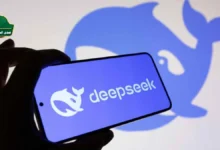 واجهة نموذج ديب سيك الجديد للذكاء الاصطناعي على هاتف ذكي وجهاز حاسوب محمول.