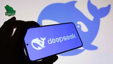 واجهة نموذج ديب سيك الجديد للذكاء الاصطناعي على هاتف ذكي وجهاز حاسوب محمول.