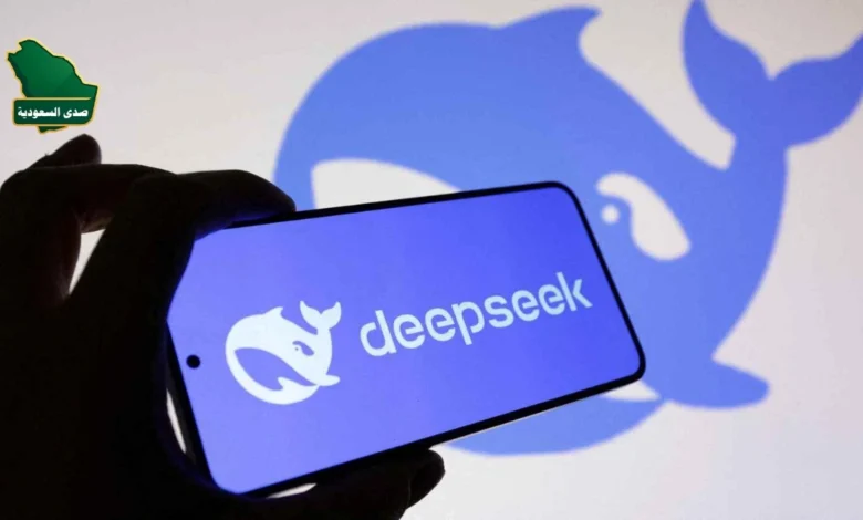 واجهة نموذج ديب سيك الجديد للذكاء الاصطناعي على هاتف ذكي وجهاز حاسوب محمول.