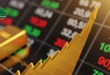 رسم بياني مالي يظهر تراجع مؤشر الذهب مقابل ارتفاع أسعار النفط في شاشة تداول الأسواق العالمية مع مؤشرات حمراء وخضراء تعكس تقلبات أسعار النفط والتضخم