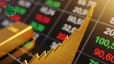 رسم بياني مالي يظهر تراجع مؤشر الذهب مقابل ارتفاع أسعار النفط في شاشة تداول الأسواق العالمية مع مؤشرات حمراء وخضراء تعكس تقلبات أسعار النفط والتضخم