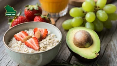 أطعمة صحية تساعد على خفض الكوليسترول مثل الشوفان والمكسرات والأفوكادو وزيت الزيتون.