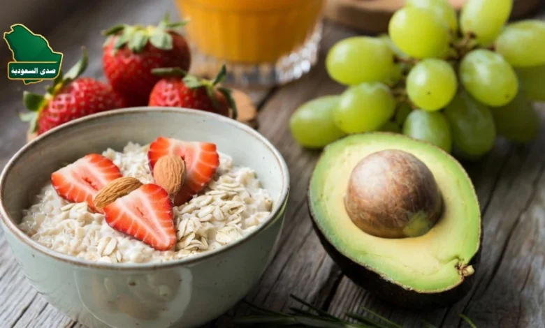 أطعمة صحية تساعد على خفض الكوليسترول مثل الشوفان والمكسرات والأفوكادو وزيت الزيتون.