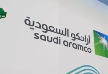 رسم بياني يوضح انحدار سهم أرامكو في شاشة تداول السوق السعودي مع تأثير تراجع أسعار النفط
