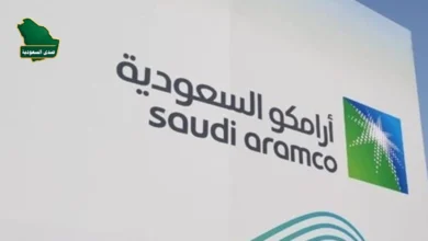 رسم بياني يوضح انحدار سهم أرامكو في شاشة تداول السوق السعودي مع تأثير تراجع أسعار النفط