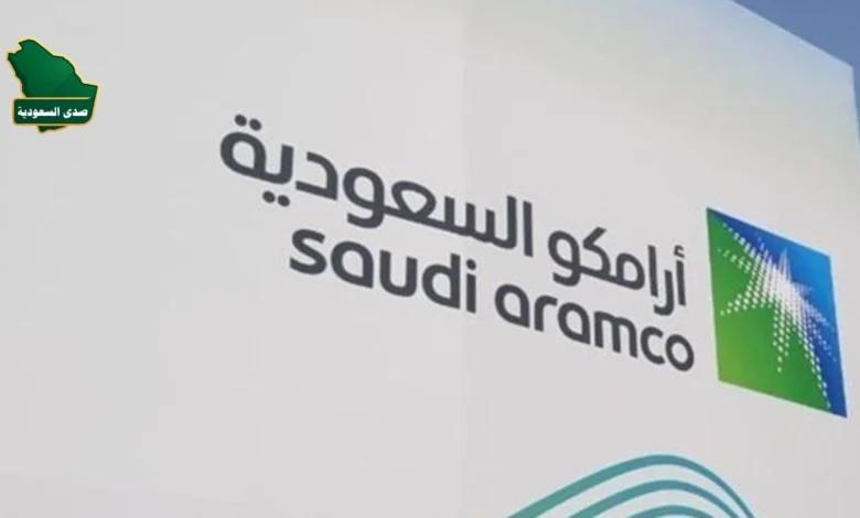 رسم بياني يوضح انحدار سهم أرامكو في شاشة تداول السوق السعودي مع تأثير تراجع أسعار النفط