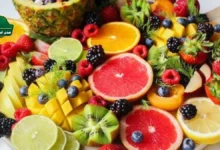 طبق مليء بحبات الفراولة الطازجة كأفضل فاكهة تقي من الزهايمر وتعزز صحة القلب.