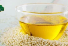 صورة زجاجة زيت سمسم وبذور سمسم لتوضيح مقال فوائد زيت السمسم وأضراره وعلاقته بالحساسية.