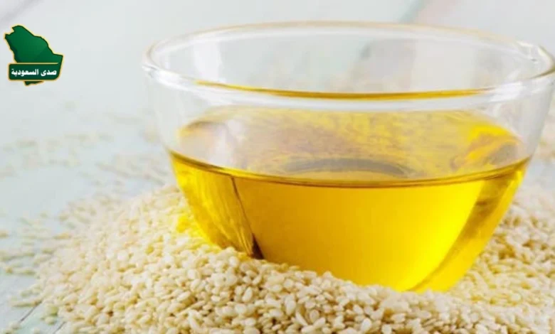 صورة زجاجة زيت سمسم وبذور سمسم لتوضيح مقال فوائد زيت السمسم وأضراره وعلاقته بالحساسية.