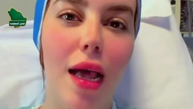صورة تجمع دنيا فؤاد محاربة السرطان مع تقارير طبية ومقتطفات من التحليل الذي يجيب على سؤال: هل أخفت حقيقة مرضها؟