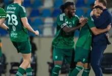 لحظة احتفال لاعبي الأهلي بعد نتيجة مباراة الأخدود والأهلي التي انتهت 4-0 في الدوري السعودي