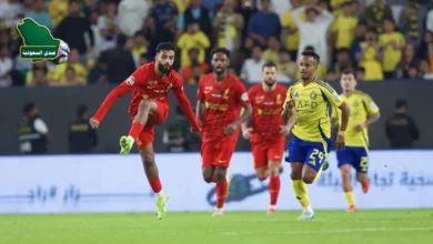 لاعبو القادسية يحتفلون بهدف في مباراة النصر والقادسية التي انتهت بفوزهم 3-0 في الدوري السعودي