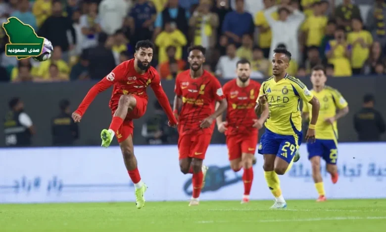 لاعبو القادسية يحتفلون بهدف في مباراة النصر والقادسية التي انتهت بفوزهم 3-0 في الدوري السعودي